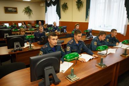 Санкт-Петербург. Курсанты университета МЧС на занятиях в аудитории.