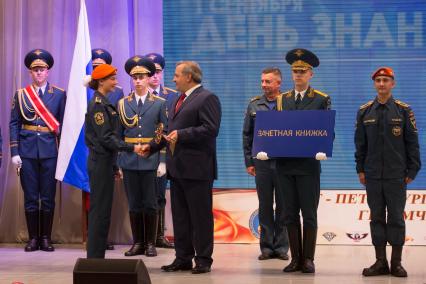 Санкт-Петербург. Министр по делам гражданской обороны, чрезвычайным ситуациям и ликвидации последствий стихийных бедствий Владимир Пучков  поздравил курсантов университета МЧС России с Днем знаний.