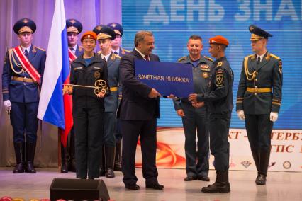 Санкт-Петербург. Министр по делам гражданской обороны, чрезвычайным ситуациям и ликвидации последствий стихийных бедствий Владимир Пучков  поздравил курсантов университета МЧС России с Днем знаний.