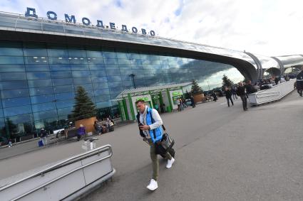 Московская область. Пассажиры в аэропорту Домодедово.