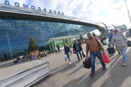 Московская область. Пассажиры в аэропорту Домодедово.