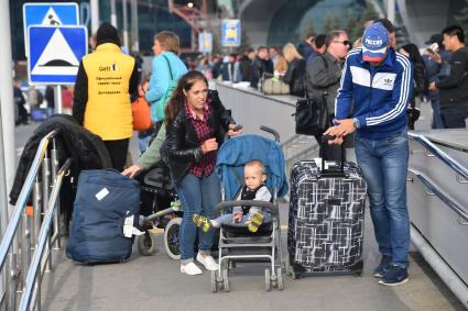 Московская область. Пассажиры в аэропорту Домодедово.