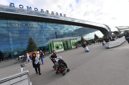 Московская область. Пассажиры в аэропорту Домодедово.