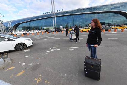 Московская область. Пассажиры в аэропорту Домодедово.