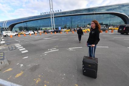 Московская область. Пассажиры в аэропорту Домодедово.