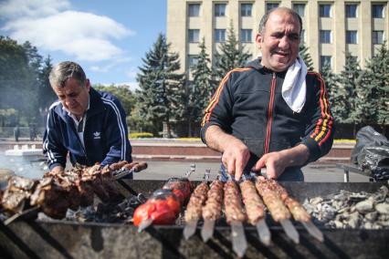 Ставрополь.  Мужчина готовит   шашлыка на `Фестивале баранины ` в рамках российско-азербайджанского международного форума.