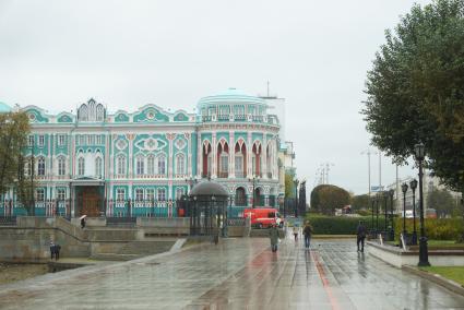 Екатеринбург. Машина МЧС у здания резиденции губернатора Свердловской области (дом Севастьянова) во время проверки сообщения о минировании здания