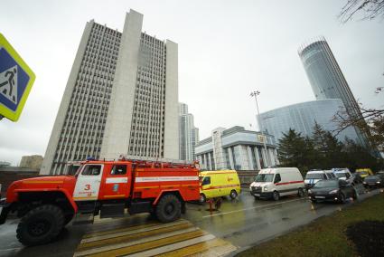 Екатеринбург. Машины МЧС и скорой медицинской помощи у здания правительства Свердловской области (Белый дом) во время проверки сообщения о минировании здания