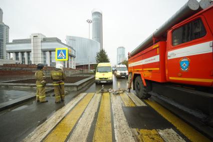 Екатеринбург. Машины МЧС и скорой медицинской помощи у здания правительства Свердловской области (Белый дом) во время проверки сообщения о минировании здания