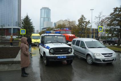 Екатеринбург. Машины МЧС и скорой медицинской помощи у здания правительства Свердловской области (Белый дом) во время проверки сообщения о минировании здания