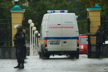 Екатеринбург. Сотрудники службы безопасности резиденции губернатора Свердловской области (дом Севастьянова) запускают на территорию машину разминирования ОМОН, во время проверки сообщения о минировании здания