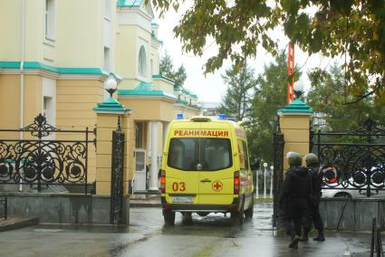 Екатеринбург. Машина реанимации у здания резиденции губернатора Свердловской области (дом Севастьянова) во время проверки сообщения о минировании здания