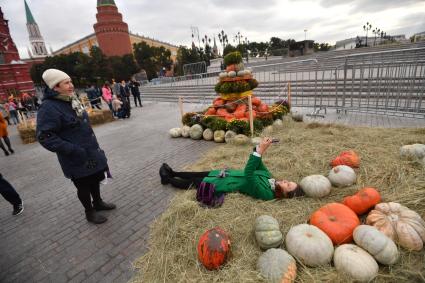 Москва.  Посетители на гастрономическом фестивале `Золотая осень `.