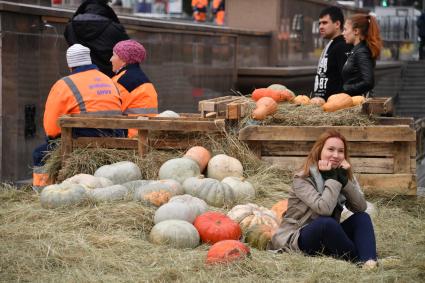 Москва. Сотрудницы коммунальных служб на гастрономическом фестивале `Золотая осень ` на Манежной площади .