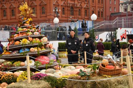 Москва.  Полицейские на гастрономическом фестивале `Золотая осень ` на Манежной площади .