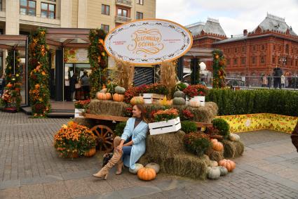 Москва.  Посетители на гастрономическом фестивале `Золотая осень `.