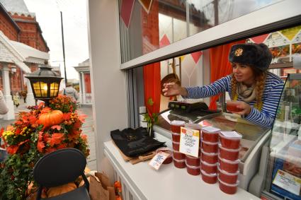 Москва. Продавщица на гастрономическом фестивале `Золотая осень `на Манежной площади.
