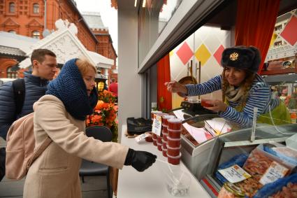 Москва. Посетители  на гастрономическом фестивале `Золотая осень ` на Манежной площади.