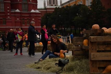 Москва.  Посетители на гастрономическом фестивале `Золотая осень `.