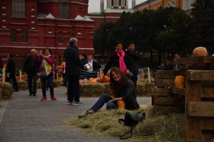 Москва.  Посетители на гастрономическом фестивале `Золотая осень `.