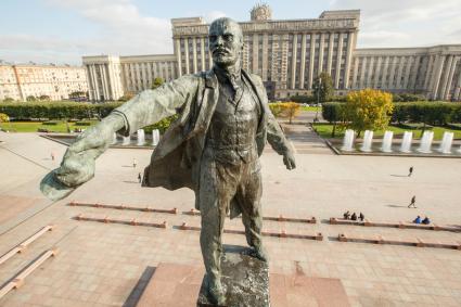 Санкт-Петербург. Мойка памятника В.И.Ленину на Московской площади.