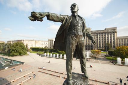 Санкт-Петербург. Мойка памятника В.И.Ленину на Московской площади.