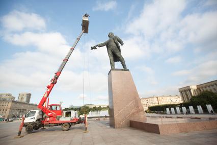 Санкт-Петербург. Мойка памятника В.И.Ленину на Московской площади.