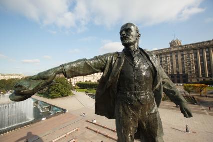 Санкт-Петербург. Мойка памятника В.И.Ленину на Московской площади.