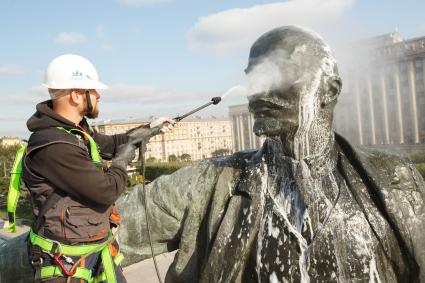 Санкт-Петербург. Мойка памятника В.И.Ленину на Московской площади.