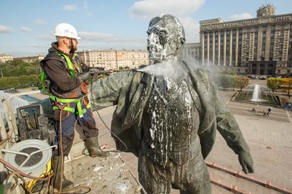 Санкт-Петербург. Мойка памятника В.И.Ленину на Московской площади.