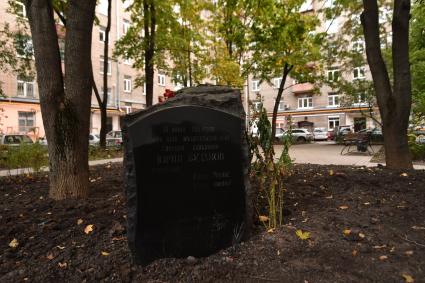 Москва. Неизвестные бросили бутылку с зажигательной смесью в памятник бывшему полковнику Юрию Буданову, установленный на месте его гибели в районе Хамовники.