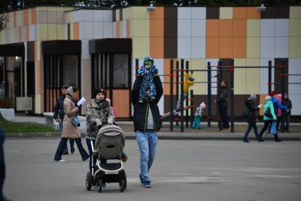 Москва. Посетители возле шоу-рума по программе реновации жилья на ВДНХ.