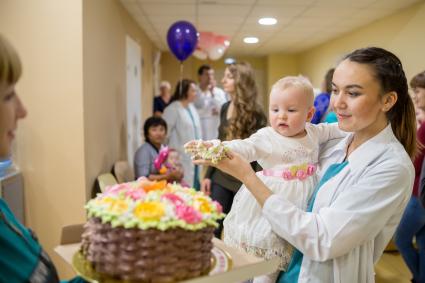 Челябинск. Врач с ребенком в  Областном перинатальном центре.