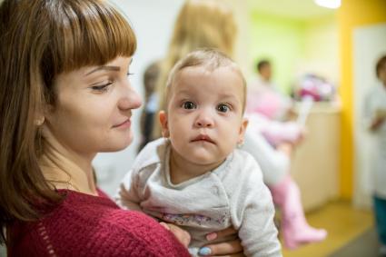 Челябинск. Женщина с ребенком в Областном перинатальном центре.