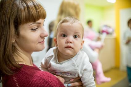 Челябинск. Женщина с ребенком в  Областном перинатальном центре.