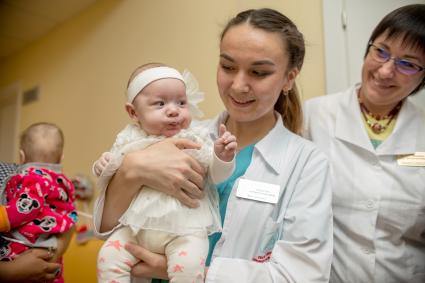 Челябинск. Врач с ребенком в  Областном перинатальном центре.