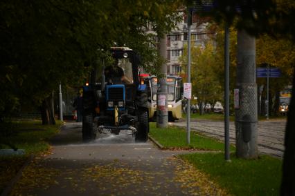 Москва.  Поливальная машина на улице города .