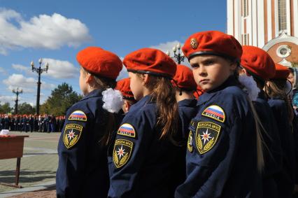 В Хабаровске школьникам и детсадовцам вручили погоны и береты кадетов МЧС.