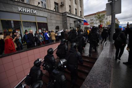 Москва. Сотрудники правоохранительных органов во время несанкционированной акции  в поддержку Алексея Навального  
на Тверской улице.