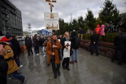 Москва. Участники несанкционированной акции    на Пушкинской площади.