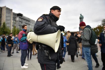 Москва. Сотрудник полиции во время несанкционированной акции в поддержку Алексея Навального на Пушкинской площади.