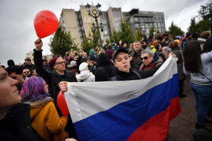 Москва. Участники несанкционированной акции в поддержку Алексея Навального  на Пушкинской площади.