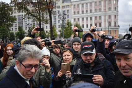 Москва. Журналисты  во время несанкционированной акции  в поддержку Алексея Навального  на Пушкинской площади.
.