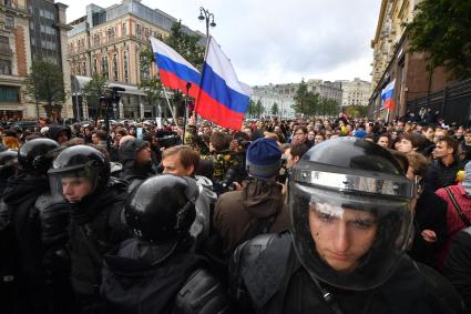 Москва. Участники несанкционированной акции в поддержку Алексея Навального  на Тверской улице.