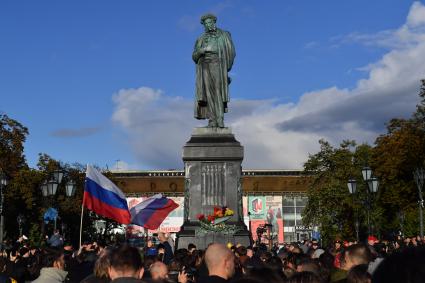 Москва. Участники несанкционированной акции в поддержку Алексея Навального  на Пушкинской площади.