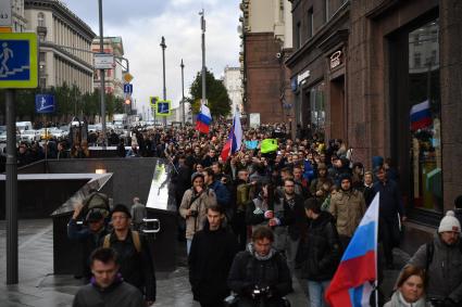 Москва. Участники несанкционированной акции в поддержку Алексея Навального  на Тверской улице.