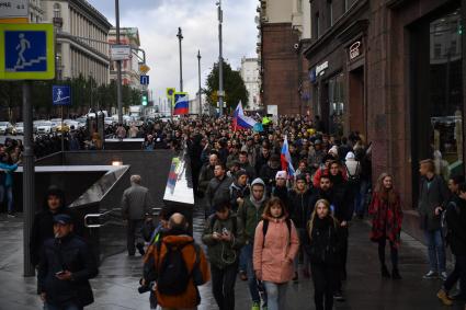 Москва. Участники несанкционированной акции в поддержку Алексея Навального  на Тверской улице.