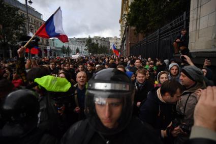 Москва. Участники несанкционированной акции в поддержку Алексея Навального  на Тверской улице.