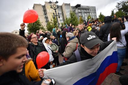 Москва. Участники несанкционированной акции  в поддержку Алексея Навального  на Пушкинской площади.