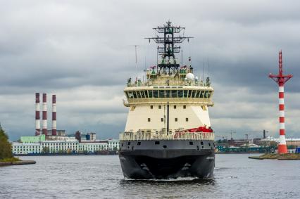 Санкт-Петербург. Ледокол нового поколения  `Илья Муромец` перед выходом в море для  государственных испытаний.